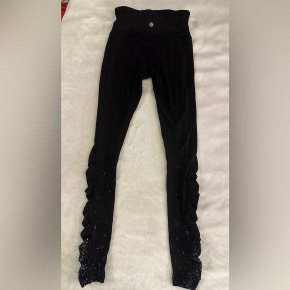 Lululemon turn around size 2 reversible black leggings. Good condition. ruching - Picture 12 of 12